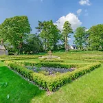 The Theobold Stone Cross Mansion アパート *