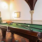 The Theobold Stone Cross Mansion アパート ウルバーストン