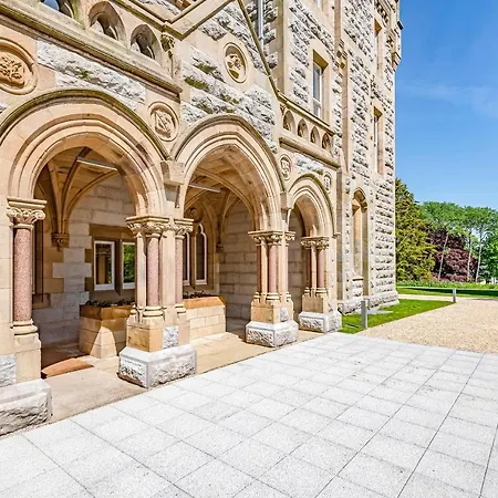 Daire The Theobold Stone Cross Mansion