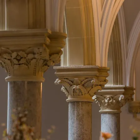 The Theobold Stone Cross Mansion Daire