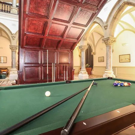 The Theobold Stone Cross Mansion Apartment *